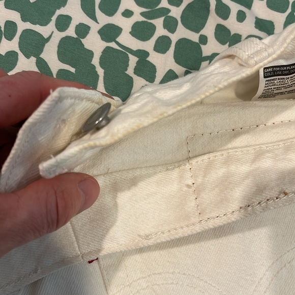 Levi’s 501 Cream Short Shorts - Picture 8 of 9